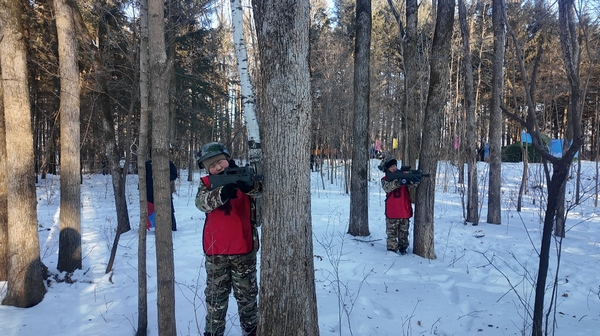 参赛队员在丛林中展开激烈角逐。图片由伊春市委宣传部提供