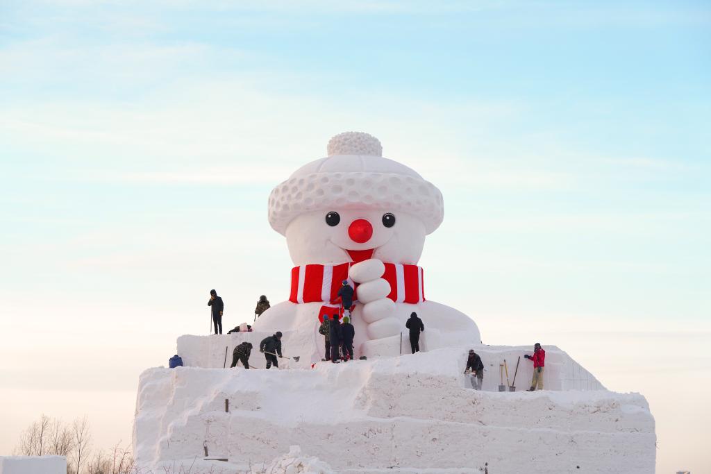 哈尔滨：松花江畔搭起18米高大雪人